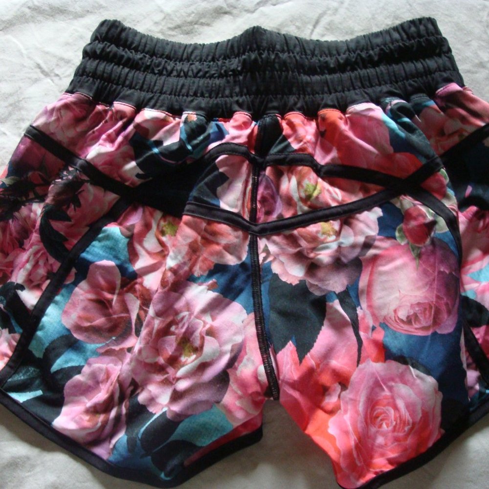 Lululemon Tracker Shorts, Size 6 - image 3